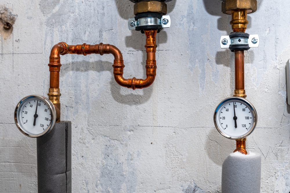 Zwei Temperaturmessgeräte zeigen je 60 Grad Celsius Netztemperatur – Symbolbild für die Variantenbildung bei der Transformationsplanung von Wärmenetzen